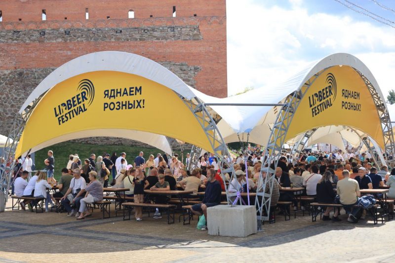 ЗАГС на траве и фото с "жигулями". Как прошел фестиваль Lidbeer в Лиде