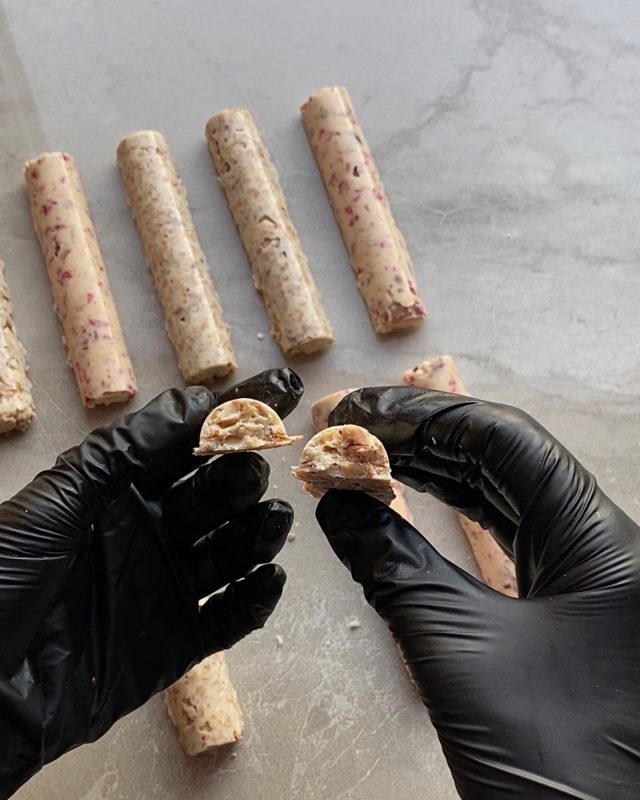 Не только цветы, но и пельмени. Какие шоколадные чудеса продают гродненцы в Instagram