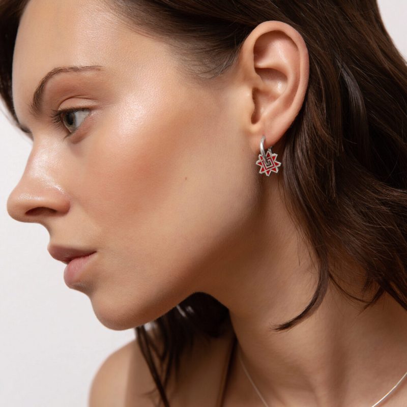 "Вечнасць у штодзённасці". Belaruskicry зрабілі ўпрыгажэнні, натхніўшыся беларускай вышыўкай - вось як гэта выглядае