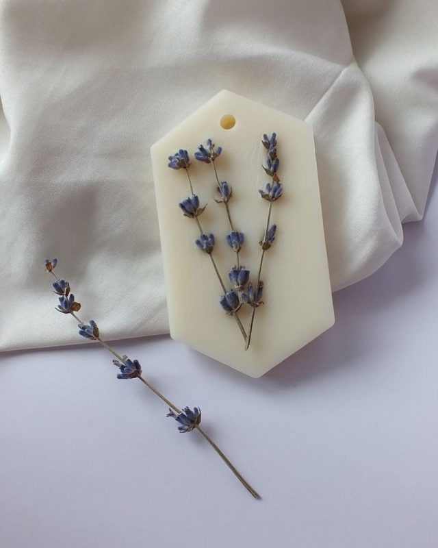 Из кокосового воска, с деревянным фитилем и разными ароматами. Какие handmade-свечи продают гродненки в Instagram