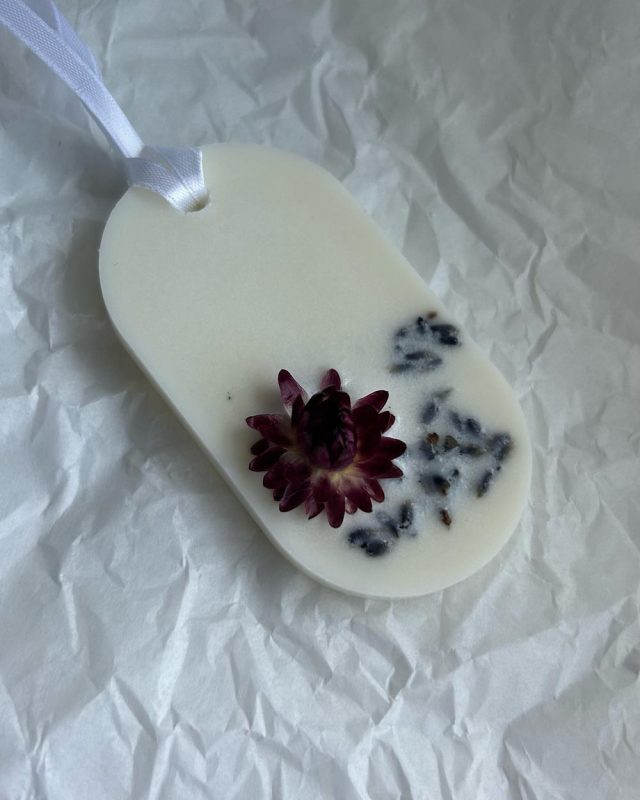 Из кокосового воска, с деревянным фитилем и разными ароматами. Какие handmade-свечи продают гродненки в Instagram