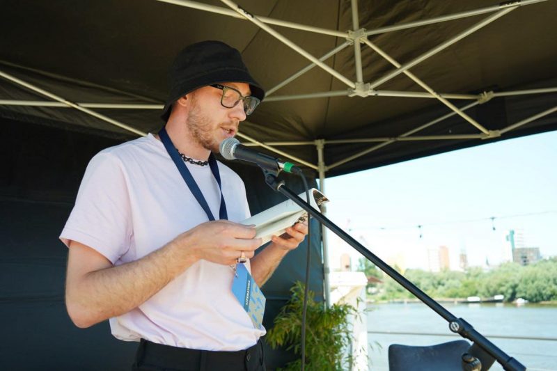 Артур Комаровский развивает жанр перформанс в Беларуси. Фото Александра Дроговоза