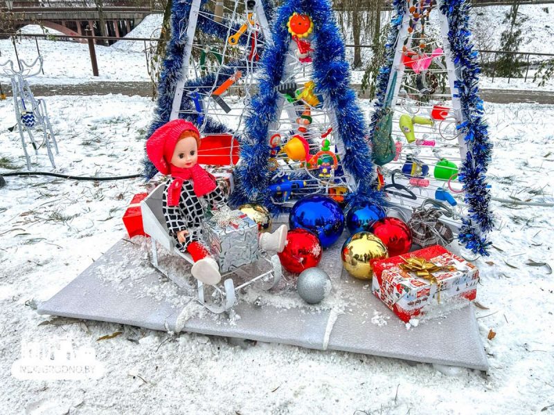 В Гродно открыли аллею из полусотни "дизайнерских" елок: фото