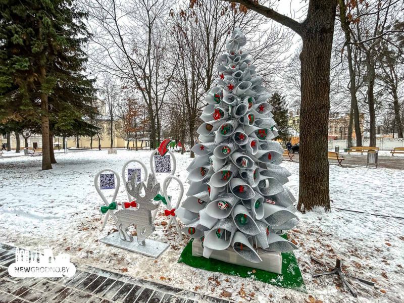 В Гродно открыли аллею из полусотни "дизайнерских" елок: фото