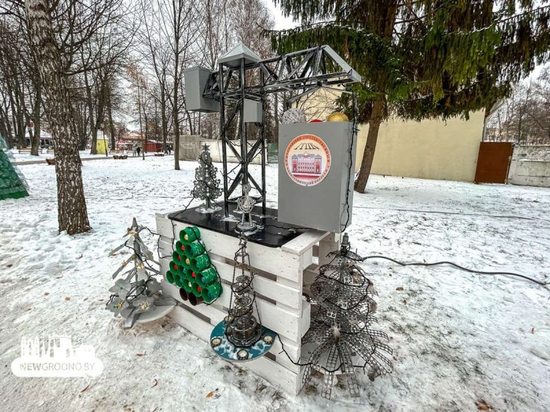 В Гродно открыли аллею из полусотни "дизайнерских" елок: фото