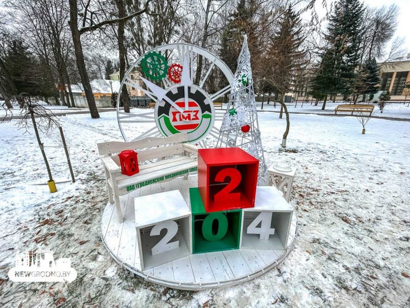 В Гродно открыли аллею из полусотни "дизайнерских" елок: фото