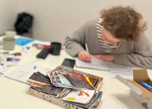 Белорусы пишут письма политзаключенным в белорусском молодежном хабе в Варшаве