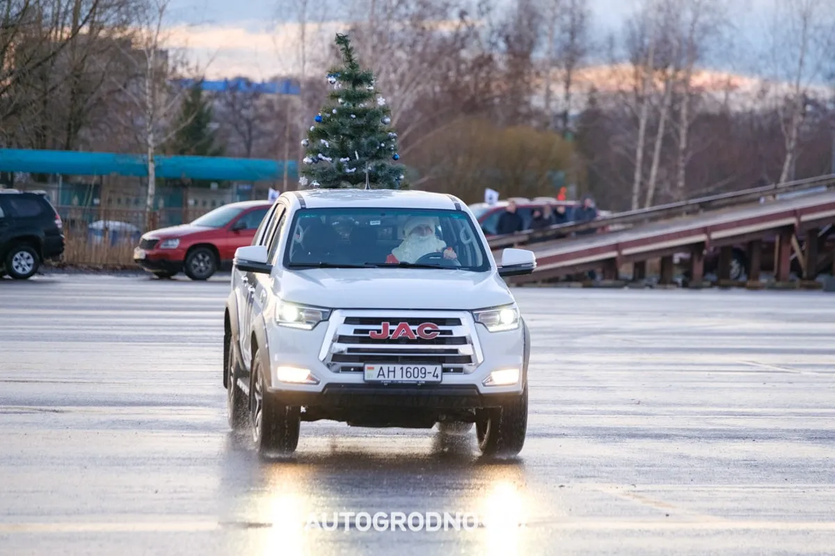 Посмотрите, какие новогодние фигуры выстраивают гродненцы из автомобилей: зубр, василек, снежинка (фото и видео разных лет)