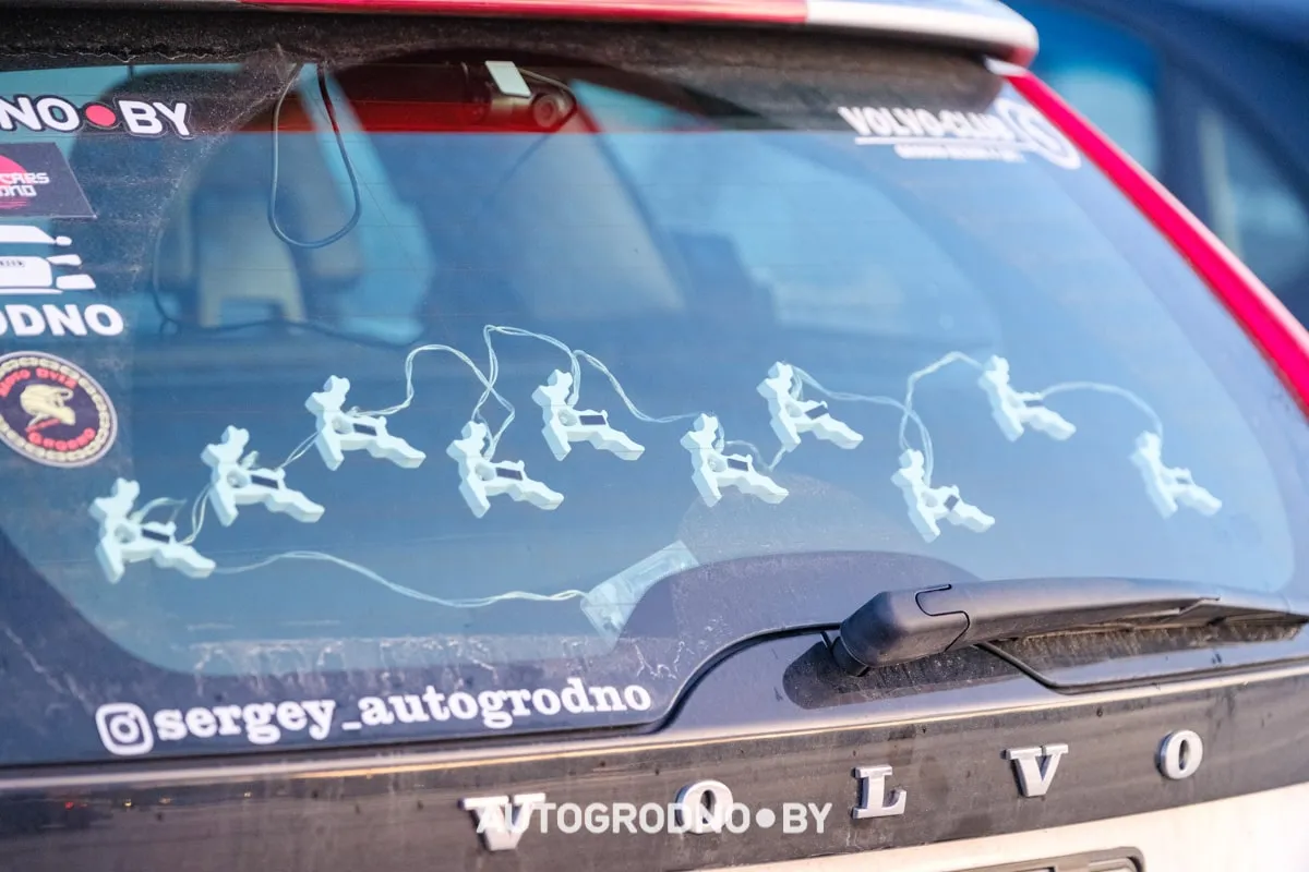 Посмотрите, какие новогодние фигуры выстраивают гродненцы из автомобилей: зубр, василек, снежинка (фото и видео разных лет)