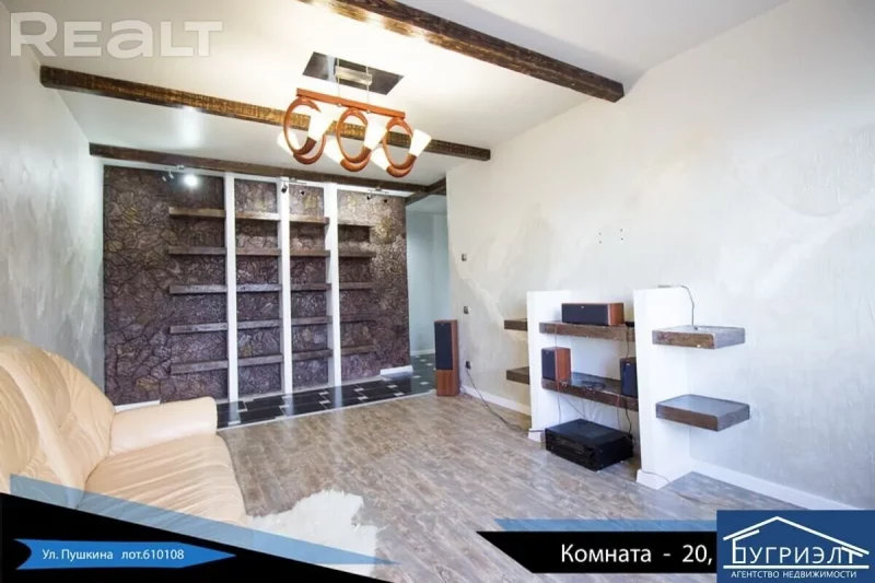 Недвижимость недели: трешка с черно-белой кухней, лепниной и стеной под дерево Еще зал в квартире на Пушкина