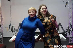 Ирина Новик (слева) и Даша Гордейчик (справа) — журналистки и подкастерки из Гродно, ведущие нового видеопроекта — подкаста «Дочкі-маткі».