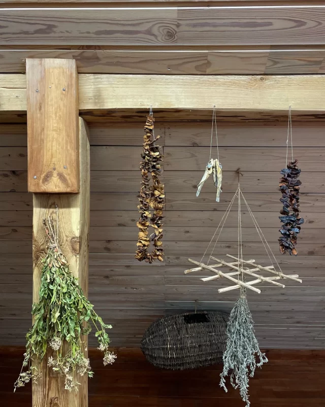 у Лідскім замку можна пакратаць экспанаты, але толькі ў адной зале