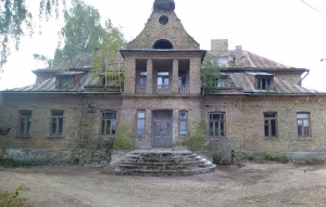 Здание бывшей администрации гмины в деревне Лойки под Гродно. Оно продается. Фото: kufar.by