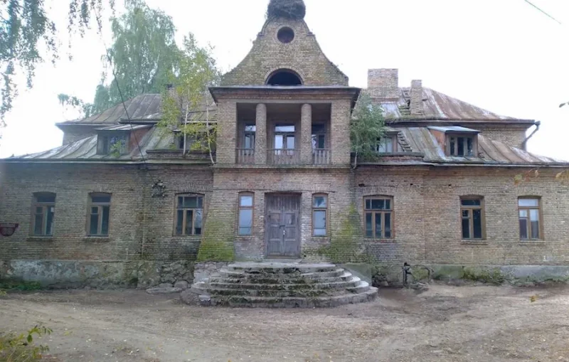 Под Гродно продается почти столетнее здание в стиле необарокко: купить его можно под что угодно, ведь оно не охраняется государством Здание бывшей администрации гмины в деревне Лойки под Гродно. Оно продается. Фото: kufar.by