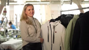 Модники Гродно поссорились из-за платья в перышки. Юрист объяснил, есть ли здесь плагиат Куртка с подогревом