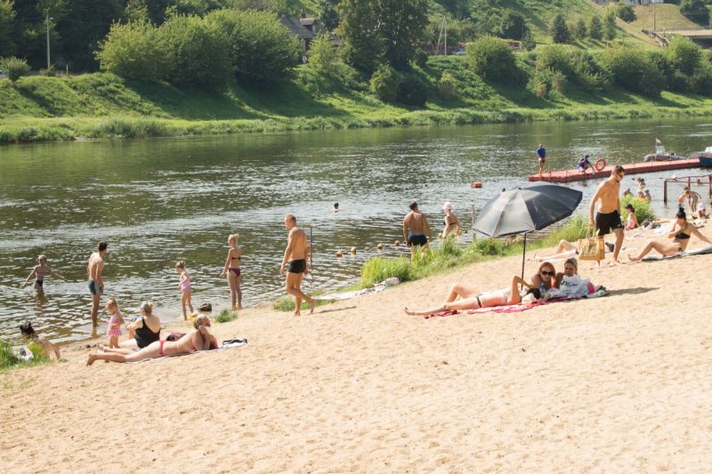 Отремонтируют навесы, скамейки, душевые кабинки. Как пляжи в Гродно готовят к купальному сезону 2024? Пляж на Немане.