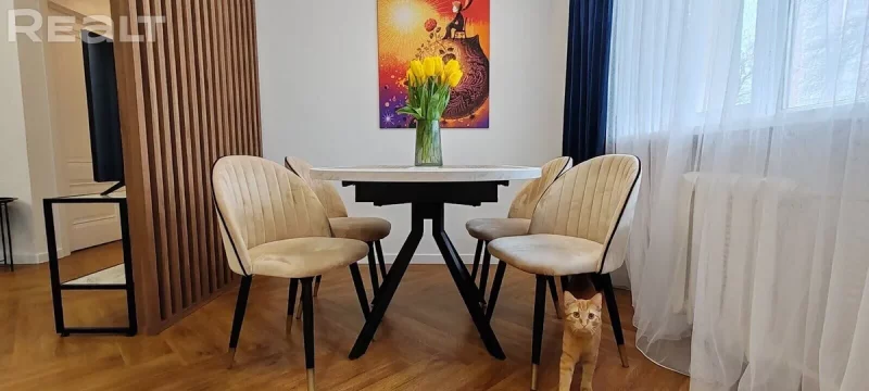 Стол в квартире на Горького 65