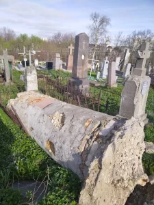 Поваленная могила 1802 года на гродненском кладбище.