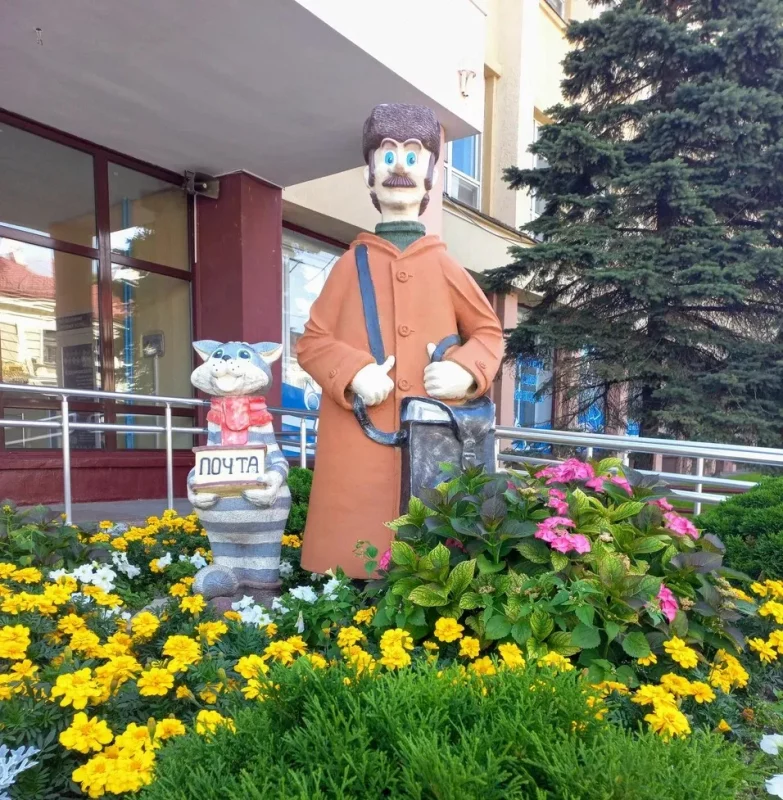 Фигура перед зданием Гродненского филиала РУП "Белпочта". Вакансии от Белпочты в Гродно