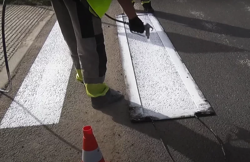 В Гродно начали обновлять дорожную разметку Нанесение разметки в Гродно