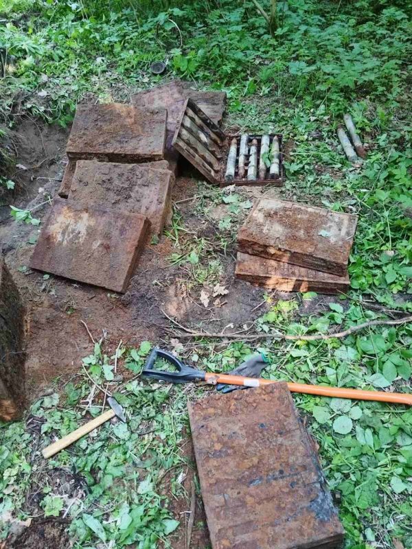 Большой тайник оружия нашли в Волковысском районе: выкопали 16 ящиков снарядов