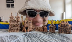 Художник Ярослав Кирвель и его «чемоданный» Гродно из винных пробок. Фото из личного архива