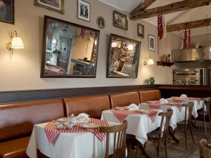 Помните винный бар "Красным по белому"? Его владелица открыла итальянское кафе в Скиделе - и вот как идут дела Итальянское кафе NONNA в Скиделе. Фото: hotim-design.by