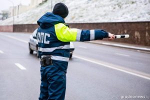 Водителей в Грандичах массово оштрафовали за парковку на инвалидных местах