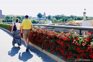 Цветочная стена на Старом мосту в Гродно