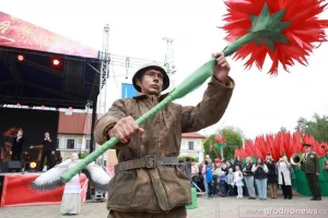 Знамя Победы над драмтеатром, каша в стаканчиках и сплав с портретами. Как Гродно отметил День Победы 9 мая в Гродно. Фото: "Гродзенская праўда"