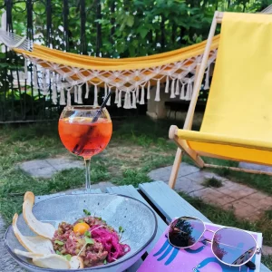 В Гродно появилась новая популярная фотозона: она очень желтая и пахнет кофе Фотозона в кофейне "Тэмпл"