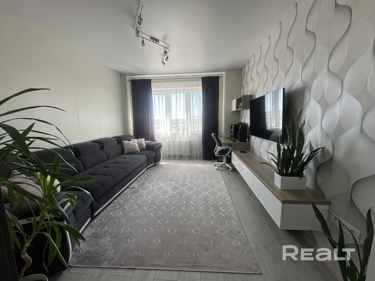 Зал в квартире на Белых Росах