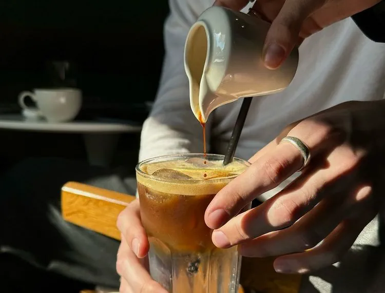 Чёрная айс-матча, клубничный "Шмель", кофейный смузи. Кофейни Гродно предлагают эксперименты и классику к летнему сезону Летние кофейные напитки. Фото: instagram.com/just_coffee_grodno