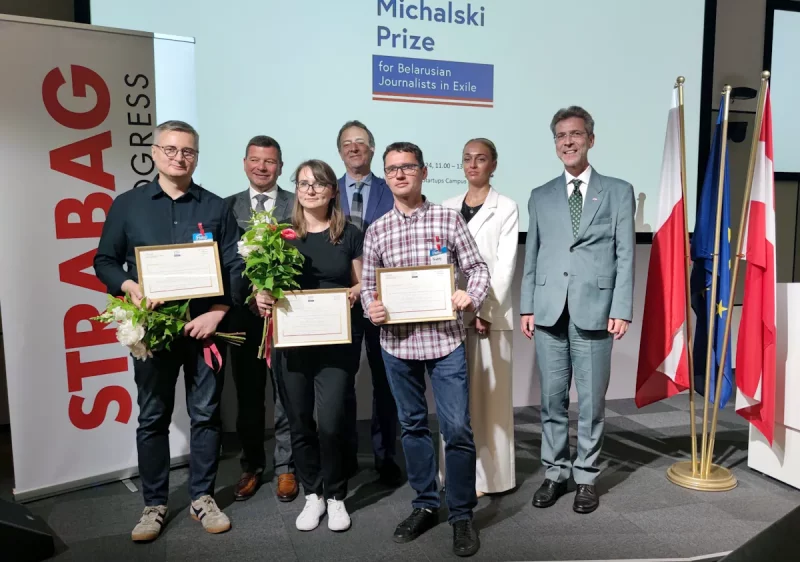 Лауреаты и организаторы Премии имени Кшиштофа Михальского на вручении в Варшаве, 27 июня 2024 года. С дипломами слева направо: Федор Павлюченко, Елена Ковальчук, Алексей Марцинкевич