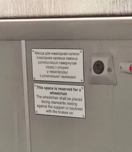 Бондарева обратилась в МЧС - чтобы спасти русскоязычных пассажиров от белорусского языка Надписи в транспорте, возмутившие пророссийских активисток. Источник: канал Светланы Жигимонт