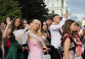 Первый городской выпускной в Гродно: шествие, концерт и салют для 2,5 тысяч выпускников Городской выпускной в Гродно - 2024. Фото: "Гродно Плюс"