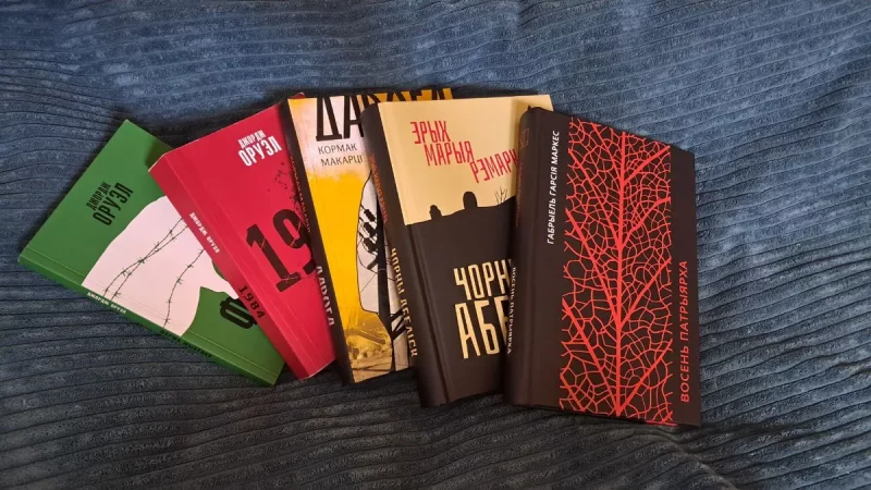 "Каждый раз обещаю больше не покупать книги. Но не получается". Гродненцы-эмигранты показали свои библиотеки Бібліятэка чытачкі Дар'і.