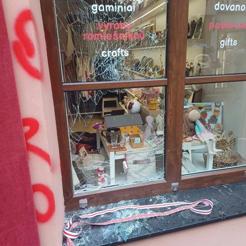 "Вяртайцеся дадому, беларускія свінні". У краме палітвязня Фурманава ў Вільні разбілі акно