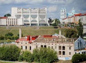 Вид на центр Гродно 2024. Виден драмтеатр, реконструкция пивзавода, Фарный костел