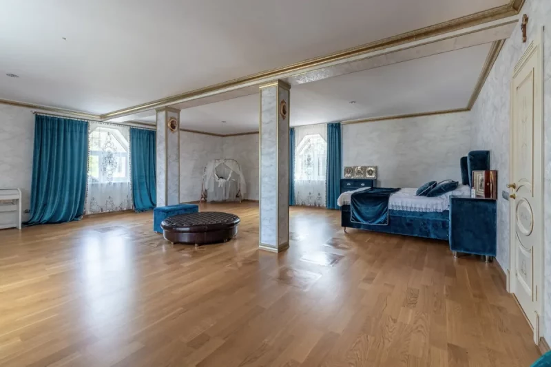 Пад Гроднам прадаюць дом за $500 000: паглядзіце на гэты палац