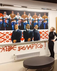 Музей в Петербурге хотят оштрафовать за "Жыве Беларусь!" под картиной Гриневича. Надпись там с 2020 года Картина "Фестиваль" в музее "Эрарта"