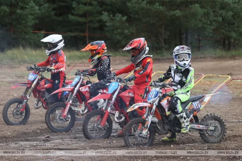 Пад Гроднам лёталі матацыклы: Кубак Беларусі па мотакросе прайшоў у Караліно