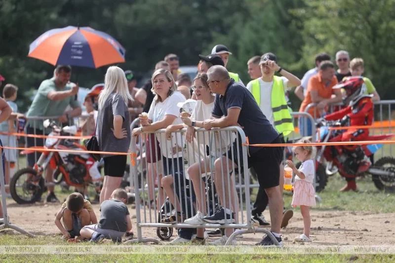 Пад Гроднам лёталі матацыклы: Кубак Беларусі па мотакросе прайшоў у Караліно