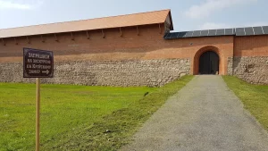 Гродненские интеллектуалы запустили цикл лекций посвященных 30-ти летию восстановления независимости Беларуси Кревский замок. Фото: museumsmorgon.by