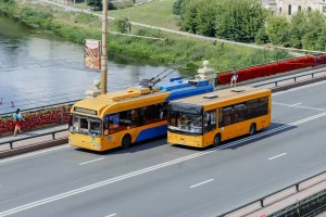 Общественный транспорт на Старом мосту в Гродно. Транспорт влияет на качество воздуха в городе. Фото: STRT LFA, unsplash.com