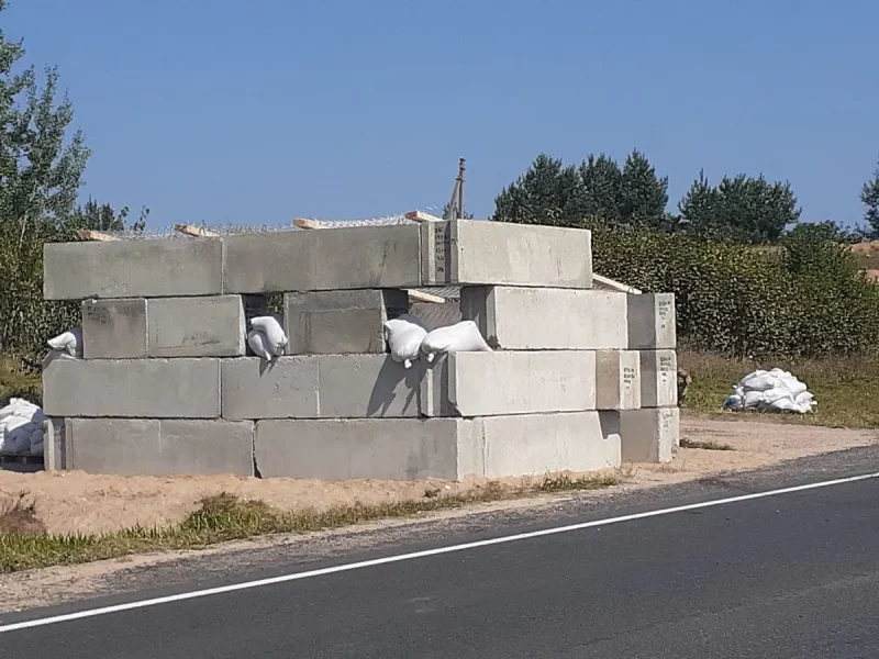 Под Волковыском - блокпосты из бетонных блоков, а к границе повезли военную технику