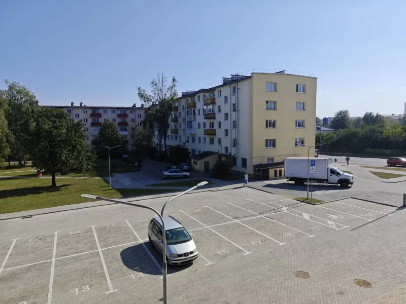 Парковка около дома на улице Советских пограничников. Фото: s13.ru