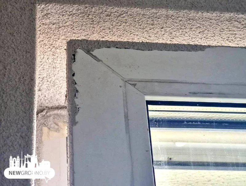 В новом доме на Советских Пограничников уже появились трещины и щели. Как отреагировал застройщик?