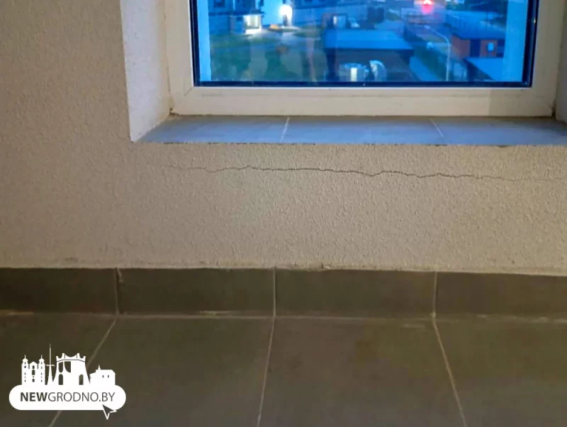 В новом доме на Советских Пограничников уже появились трещины и щели. Как отреагировал застройщик?