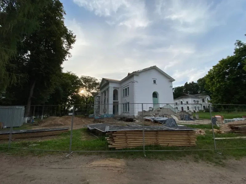 В усадьбе Пусловских в Слониме пропали скульптуры львов: что происходит? Стройплощадка, которая появилась на территории усадьбы Пусловских у августе. Фото: gs.by